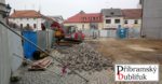 Vrtěti Pražskou ulicí: Proč stavebník zamlouvá, kvůli čemu mu úřad přerušil práce na kanalizaci?